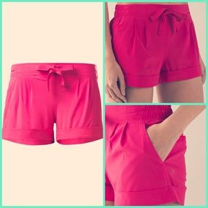 NWOT lululemon SPRING BREAK AWAY Short II